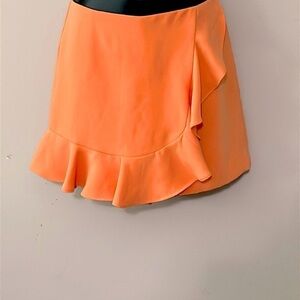AMANDA UPRICHARD TRISHA
RUFFLED SKORT in Orange size small🍊